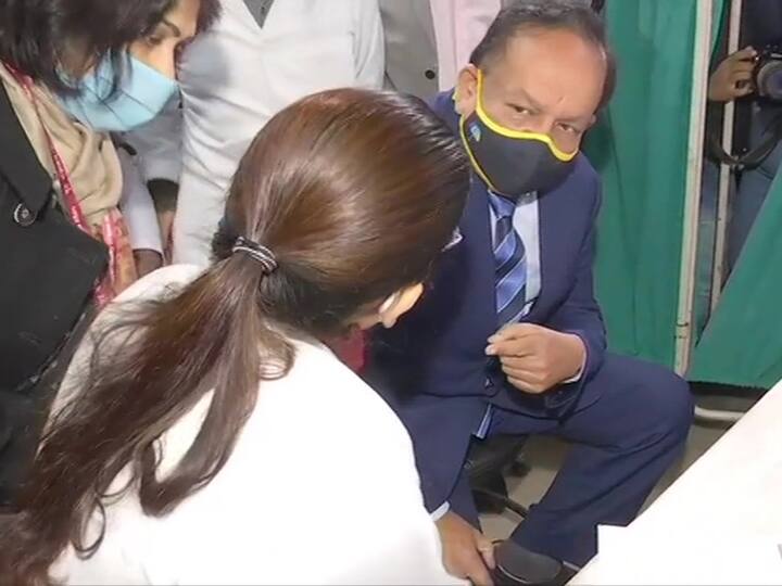 Delhi: Dr. Harsh Vardhan overseeing the dry run drill in government-run Guru Teg Bahadur Hospital in Shahdara. (Photo: ANI)