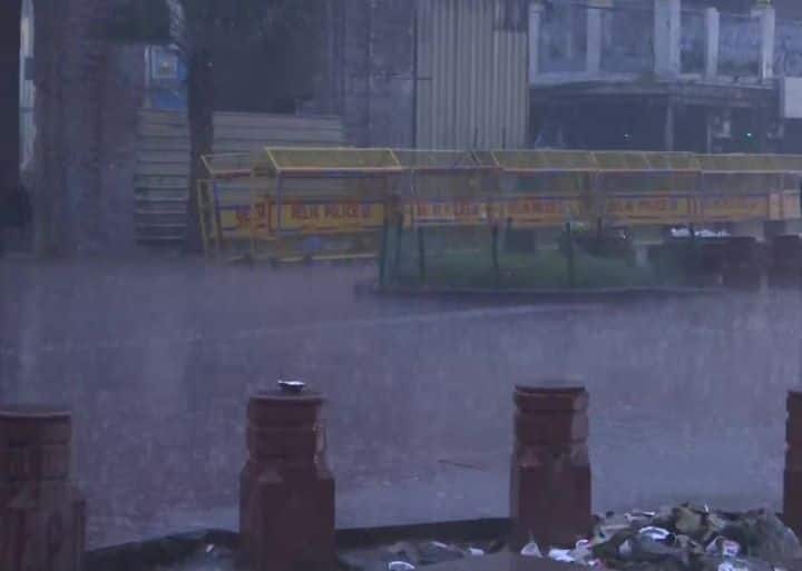Amid Bone-Chilling Cold Delhi Witnesses Heavy Rainfall, Thunder Lashes NCR For Second Consecutive Day Amid Bone-Chilling Cold Delhi Witnesses Heavy Rainfall, Thunder Lashes NCR For Second Consecutive Day