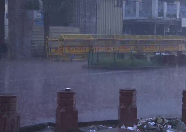 Amid Bone-Chilling Cold Delhi Witnesses Heavy Rainfall, Thunder Lash NCR For Second Consecutive Day Amid Bone-Chilling Cold Delhi Witnesses Heavy Rainfall, Thunder Lashes NCR For Second Consecutive Day