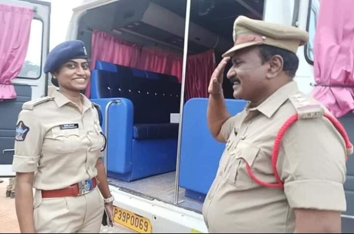 Andhra Pradesh: Heartwarming Photo Of Cop Father Saluting DSP Daughter Goes Viral, Netizens Are All Praises Heartwarming Photo Of Cop Father Saluting DSP Daughter Goes Viral, Netizens Are All Praises