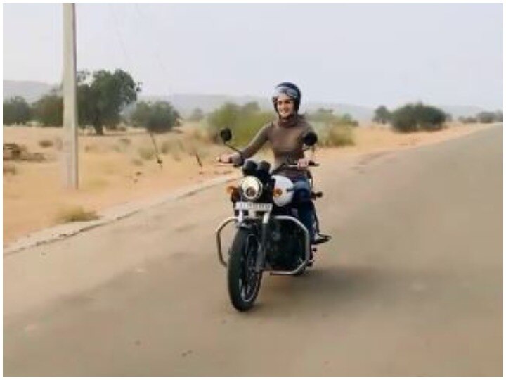 Watch Kriti Sanon Riding A Bike Like A PRO With This Song Playing In the Background!  Watch Kriti Sanon Riding A Bike Like A PRO With This Song Playing In the Background!