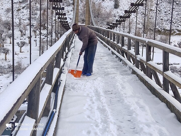 Day 3: Snow Continues To Batter Kashmir; Flights Grounded, Highway Closed. Snow Continues To Batter Kashmir For Third Straight Day; Flights Grounded, Highway Closed.