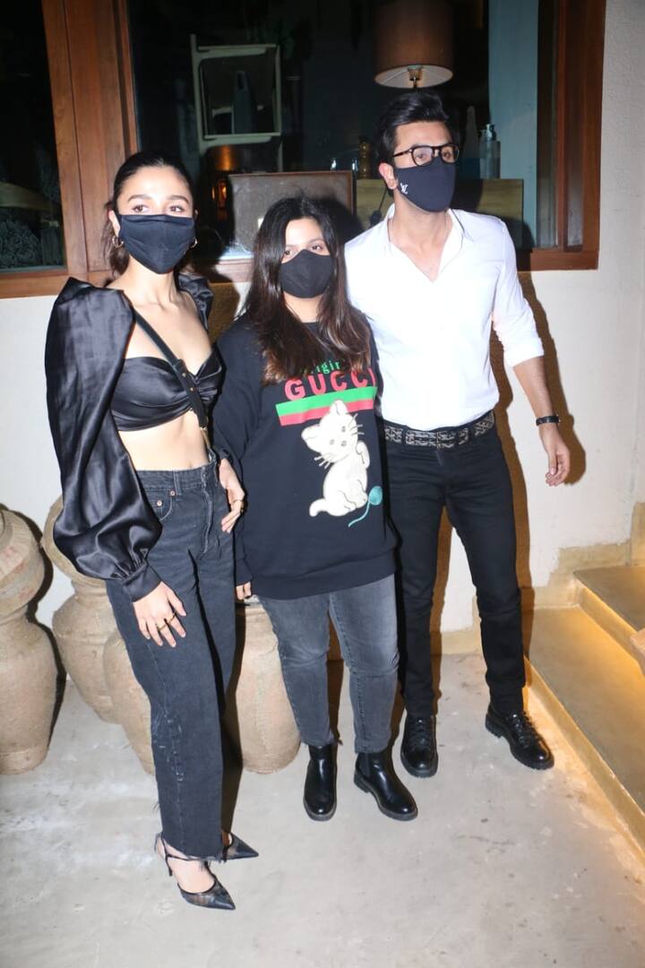 Ranbir Kapoor and Alia Bhatt arrived for the birthday dinner accompanied by Shaheen Bhatt. Alia sported an all-black look while Ranbir wore a white shirt and black pants. 