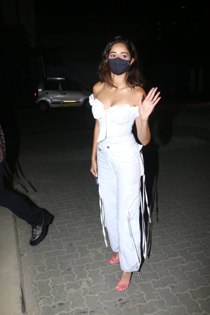 On the professional front, Deepika Padukone will be next seen starring alongside Ananya Panday and Siddhant Chaturvedi in Shakun Batra’s upcoming untitled movie. Reportedly, she will also be seen starring opposite Shah Rukh Khan in ‘Pathan’. All Image Courtesy – Manav Manglani