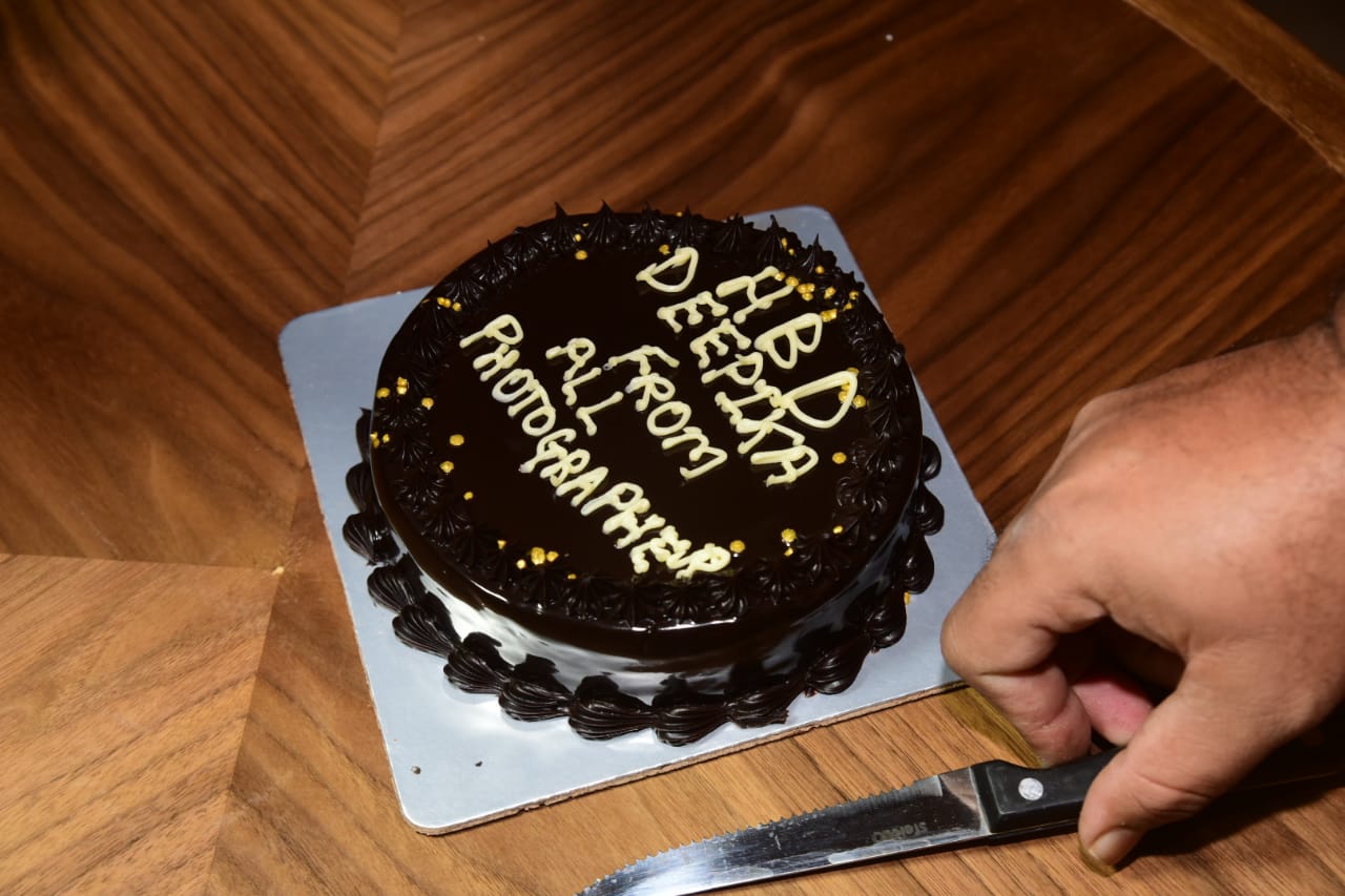 Deepika cuts birthday cake at the airport with Ranveer | Sambad English