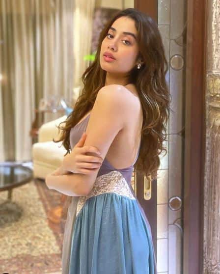 Janhvi Kapoor bought a house worth Rs 39 crore at the age of 23. She has taken his new home in Juhu area of Mumbai. 