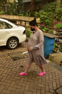 PICS: Mom-To-Be Kareena Kapoor Flaunts Her Baby Bump As She Gets Snapped In Town