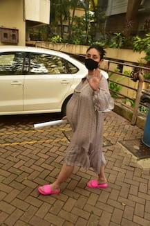 PICS: Mom-To-Be Kareena Kapoor Flaunts Her Baby Bump As She Gets Snapped In Town