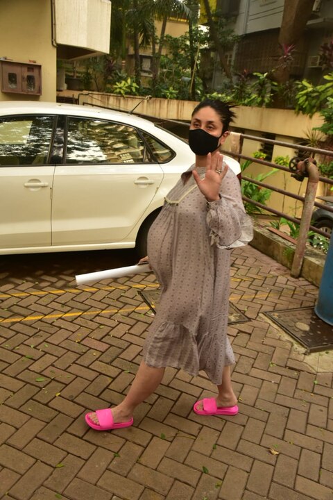 Pregnant Kareena Kapoor Khan Photos: Bebo Radiates Pregnancy Glow As