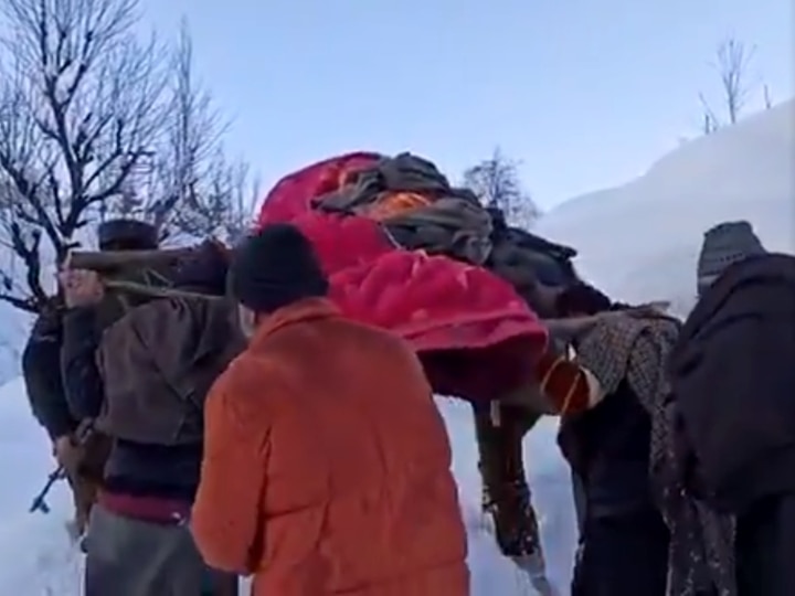 How Indian Army Jawans Braved Knee-Deep Snow In Kashmir To Help A Pregnant Woman Reach Hospital WATCH | How Jawans Braved Knee-Deep Snow In Kashmir To Help A Pregnant Woman Reach Hospital