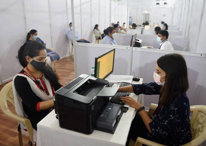 - Uttar Pradesh, Haryana and Arunachal Pradesh did not participate in this dry run as they have already conducted it in all their districts.
A volunteer takes part in the covid vaccination dry run. in Mumbai (Image: PTI)