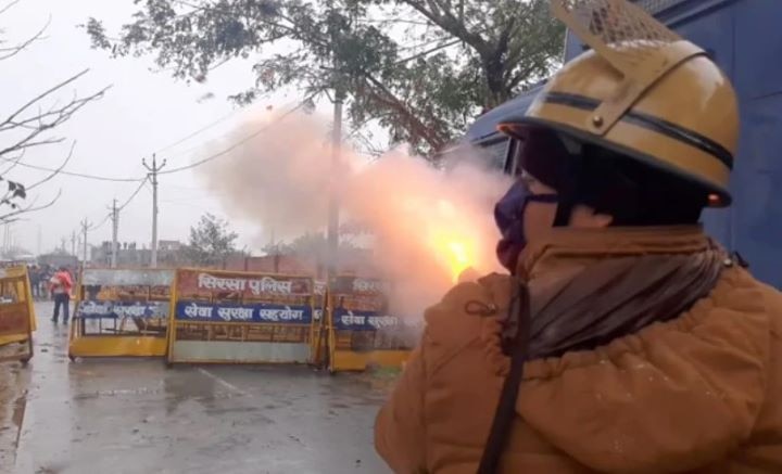 Ahead Of ML Khattar's Visit To Karnal, Cops Use Tear Gas On Farmers Ahead Of Manohar Lal Khattar's Visit To Karnal, Cops Use Tear Gas, Lathi Charge Farmers