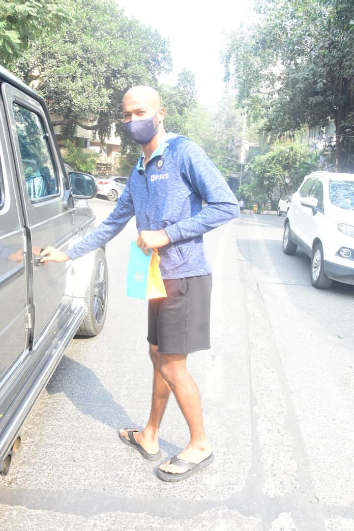 From experimenting with his hair with haircuts to hair colors, he has done it all. Hardik Pandya’s hair has gone through changes over the years. From blue highlights to going completely bald, fans have loved it all. 