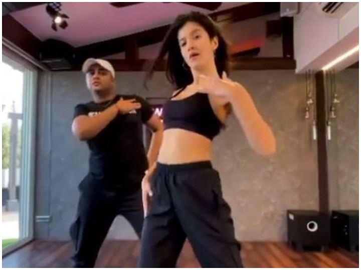 WATCH Shanaya Kapoor's Jaw Dropping Dance Moves Which She 'Gets It From Her Mama' WATCH Shanaya Kapoor's Jaw Dropping Dance Moves Which She 'Gets It From Her Mama'