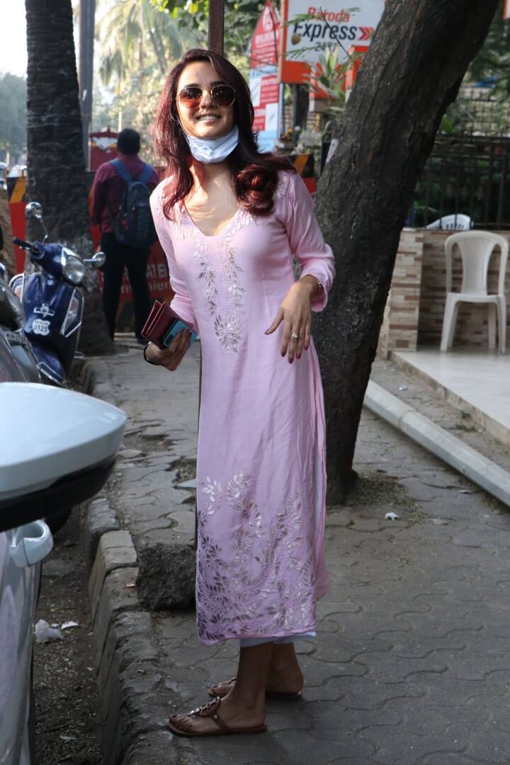 Jasmin Bhasin was spotted at Versova wearing a pink kurta.