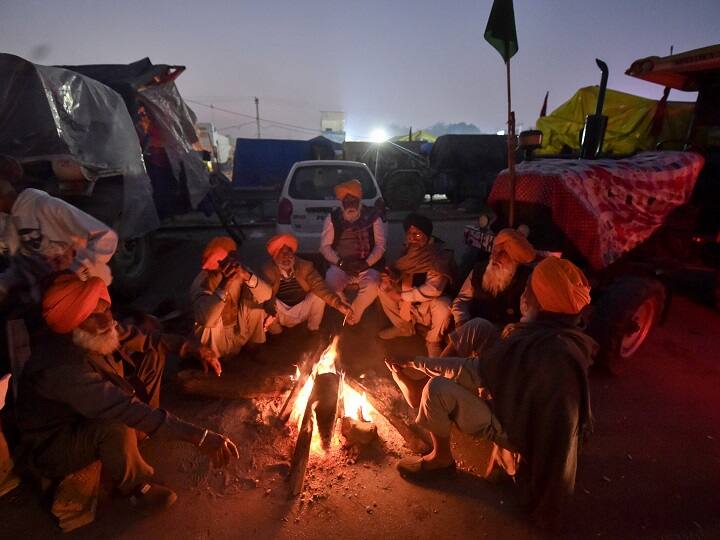 Lohri is widely celebrated in Punjab and Haryana to mark the harvesting of Rabi crops. People traditionally celebrate it by circling around bonfires, throwing food items -- peanuts, puffed rice, popcorn, etc. -- into the fire, singing folk songs, dancing and feasting on the festive food. (Image: PTI)