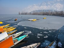 Jammu Kashmir News: डल झील में लगी आग से दो हाउसबोट जलकर राख, करोड़ों का नुकसान होने की खबर