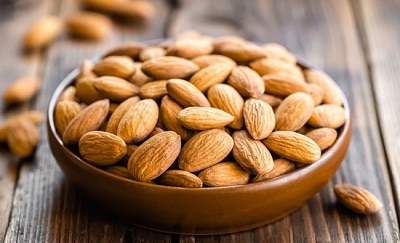 Health Tips: Eating almonds can cause these losses, you will be surprised to know Health Tips: बादाम खाने से हो सकते हैं ये नुकसान, जानकर हैरान रह जाएंगे आप