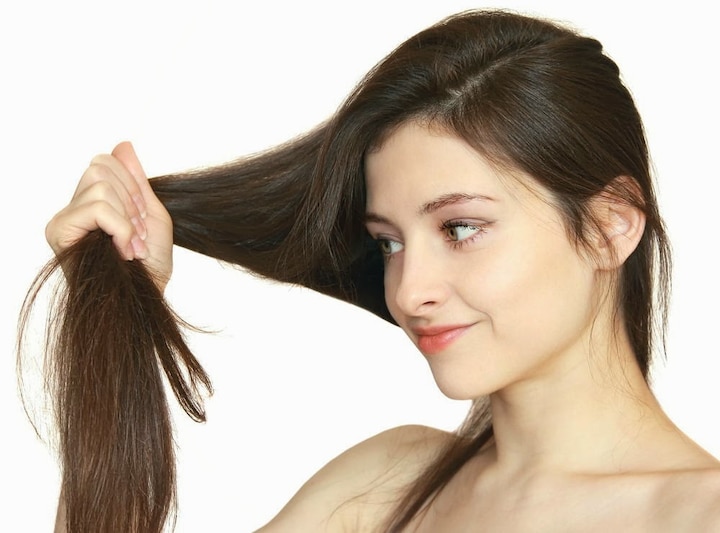 monsoon hair problem and healty hair care tips Monsoon Hair Care Tips: लहराते बालों के लिए नुकसानदायक हो सकता है Monsoon, रखें इन बातों का खास ख्याल