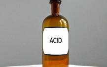 एक्स \'ब्वॉयफ्रेंड\' ने किया नजरअंदाज तो लड़की ने चेहरे पर फेंक दिया तेजाब