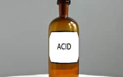 स्कूल के पास तेजाब से लदा ट्रक पलटा, बच्चों को सुरक्षित स्थान पर पहुंचाया