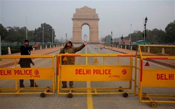police officer inspect major places in Delhi over possibility of terrorist attack on deewali Alert in Delhi: दिवाली पर भीड़भाड़ वाले बाजारों में आतंकी हमले के अलर्ट, चौकस हुई दिल्ली पुलिस ने अहम जगहों का लिया जायजा