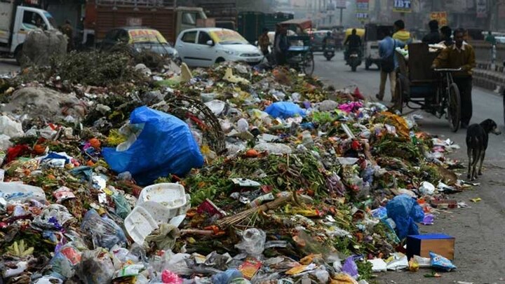 No end to Capital garbage problem after end of corporation staff strike ann पूर्वी दिल्ली में जगह-जगह लगा हुआ है कूड़े का ढेर, हड़ताल पर थे सफाई कर्मचारी