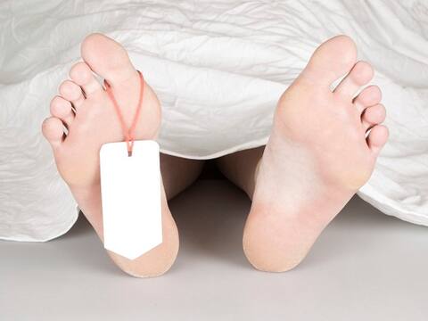 जिंदा इंसान को डॉक्टरों ने बताया मुर्दा, मौत से 8 घंटे पहले ही भेज दिया मुर्दाघर में!