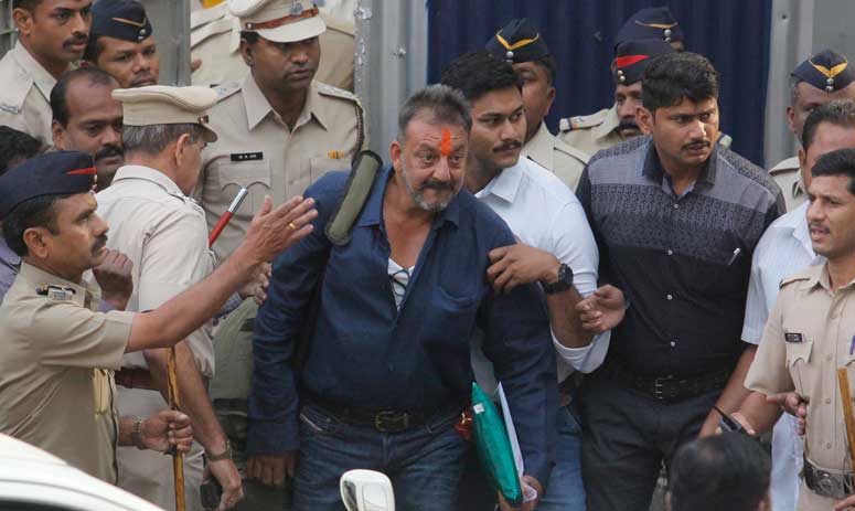 सजा पूरी होने से पहले संजय दत्त की रिहाई को सही साबित करे महाराष्ट्र सरकार : हाईकोर्ट