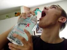 लॉकडाउन में नहीं मिल रही शराब तो मध्यप्रदेश में लोग पी रहे सेनेटाइज़र