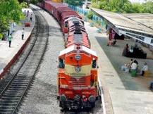 रेल से करते हैं सफर, इन ट्रेनों के लिए देना होगा ज्यादा किराया