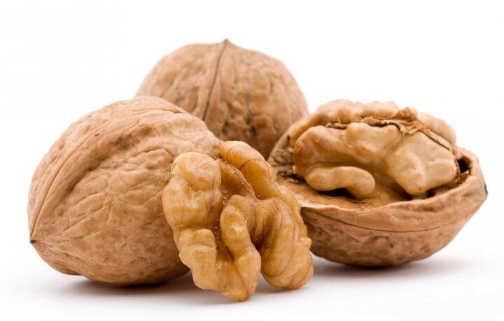 Health Tips These 8 reasons will forced you to eat walnuts, also smoother your hair Health Tips: ये 8 कारण आपको फीका अखरोट खाने पर कर देंगे बहुत मजबूर