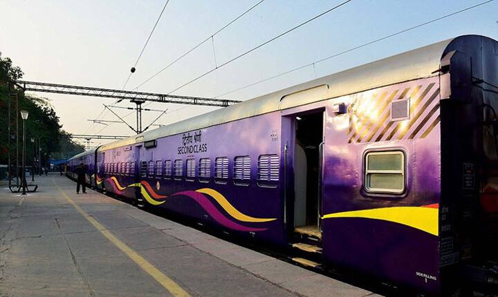अगर आप यात्रा के 24 घंटे पहले कंफर्म टिकट कैंसल करवाते है तो ट्रेन के रवाना होने से चार घंटे पहले तक टिकट को किसी भी स्टेशन पर जमा करवाकर रिफंड वापस ले सकते हैं. रिफंड करने का वक्त 24 घंटे से चार घंटे पहले तक का रहता है. इसे PRS लोकेशन पर भी जमा करा कर रिफंड कर सकते हैं.