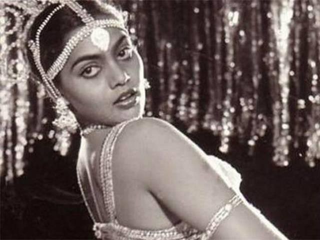 सिल्क स्मिता दक्षिण भारत की मशहूर बोल्ड अभिनेत्री सिल्क स्मिता 23 सितंबर 1996 को अपने चेन्नई अपार्टमेंट में मृत पाई गईं. उनका जन्म 2 दिसंबर 1966 में हुआ था.