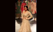 रैंप पर लौटी भूमि पांडेकर का नया रूप देखकर यकीन नहीं होता!