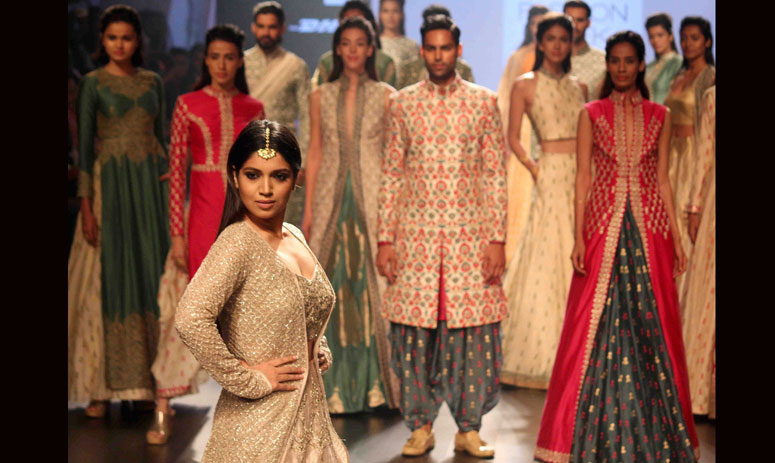 रैंप पर लौटी भूमि पांडेकर का नया रूप देखकर यकीन नहीं होता!