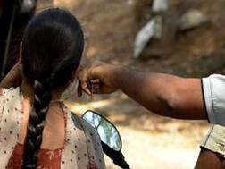 महिला ने दिखाया दम, स्नैचर को बाइक से खींच गिराया