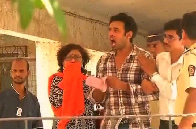 तस्वीरों में दिख रहा है कि राहुल को जब पुलिस ले जा रही है तो वो रो रहा है. लेकिन प्रत्युशा के दोस्तों का कहना है कि राहुल रोने का नाटक कर रहा है.