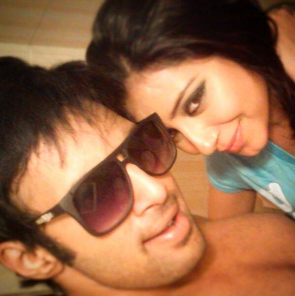 गौरतलब है कि मशहूर टीवी सीरियल बालिका वधू में बड़ी आनंदी का किरदार निभाने वाली प्रत्युषा बनर्जी ने सुसाइड कर लिया है. इस मामले में उनके ब्वॉयफ्रेंड राहुल राज को पुलिस ने हिरासत में लिया है.