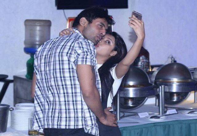 आपको बता दें कि टीवी एक्ट्रेस प्रत्युषा बनर्जी ने शुक्रवार रात मुंबई स्थित कांदिवली के घर में फांसी लगा कर आत्महत्या कर ली थी. प्रत्युषा का शव पंखे से लटकता मिला था.