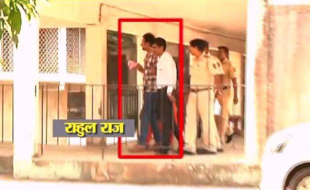 एक वरिष्ठ पुलिस अधिकारी ने बताया, ‘‘खुदकुशी मामले में हम लोग राहुल का बयान दर्ज कर रहे हैं. हम लोग आखिरी कॉल डिटेल्स और एक-दूसरे को भेजे गये संदेशों की जांच भी कर रहे हैं.’’
