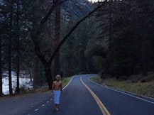 जब बीच सड़क सिर्फ तौलिया लपेटे नजर आए जस्टिन