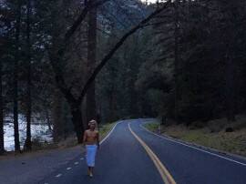 Lifestyle जब बीच सड़क सिर्फ तौलिया लपेटे नजर आए जस्टिन