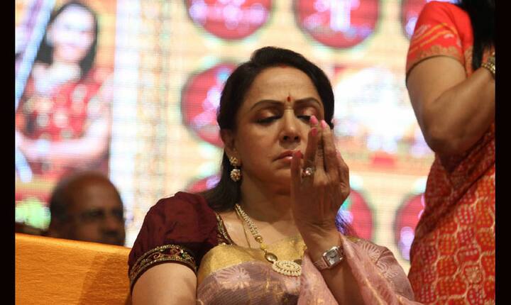 हेमा मालिनी (67) का मानना है कि किसी भी व्यक्ति को अपने जीवन में मुश्किलों से संघर्ष करना चाहिए ना कि निराश होकर जान दे देनी चाहिए. 