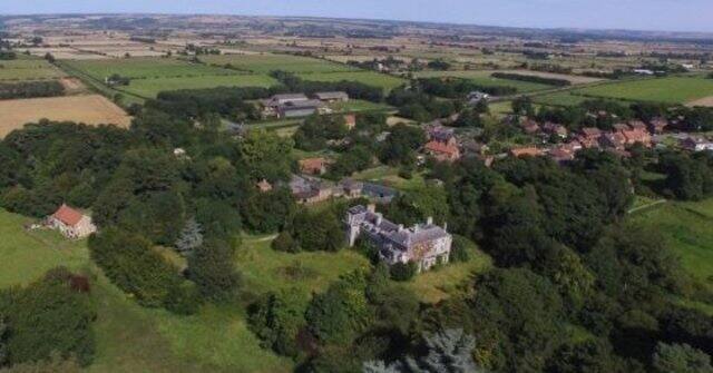 खबरों की मानें तो ब्रिटेन के नॉर्थ यार्कशायर में माल्टन के नजदीक स्थित वेस्ट हेसलर्टन गांव में 21 बेडरूम वाली हवेली, 43 घर और 2,116 एकड़ जमीन है.