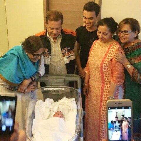 अभिनेता-पटकथा लेखक सलीम खान की पत्नी और गुजरे जमाने की मशहूर अदाकारा हेलन अपने नाती आहिल के जन्म पर बेहद खुश हैं.