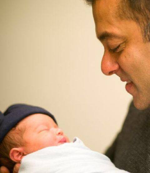 आपको बता दें कि सलमान खान एक बार फिर मामा बन गए हैं. इससे उत्साहित सलमान ने अपनी और अपने भांजे आहिल की एक तस्वीर शेयर की है. जिसमें वह अपने भांजे आहिल को गोद में लिए हुए नजर आ रहे हैं.