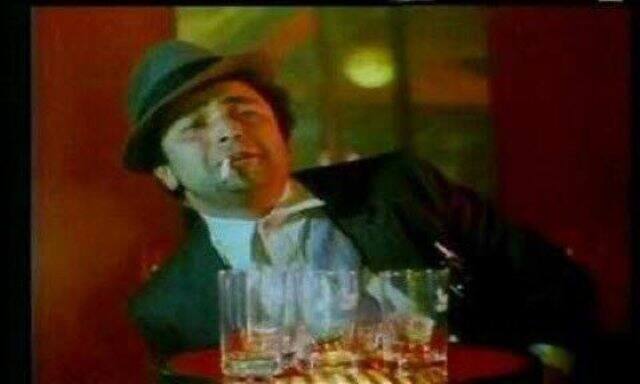 ऋषि ने 1983 की फिल्म 'कुली' की अपनी एक तस्वीर भी शेयर की.
