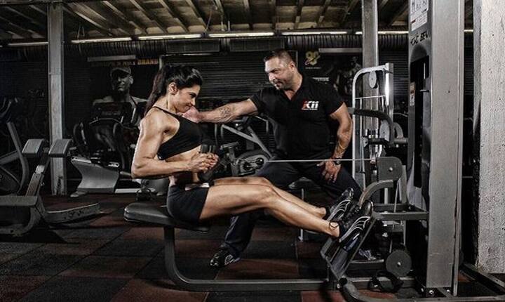 वे दिल्ली से सटे गुडग़ांव में अपना एक जिम भी चलाती हैं. जिसमें वे करीब 300 लड़के-लड़कियों को ट्रेनिंग देती हैं.