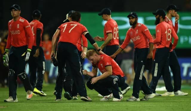 वेस्टइंडीज के खिलाफ T-20 वर्ल्ड कप फाइनल में निर्णायक आखिरी ओवर फेंकने वाले इंग्लैंड के हरफनमौला बेन स्टोक्स अभी तक लगातार चार छक्कों के सदमे से उबर नहीं सके हैं और उन्होंने कहा कि उन्हें लगा मानो आसमान उनके सिर पर गिर गया.